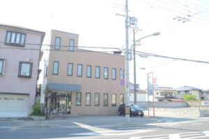 芳木会計事務所の外観です。車で県道を走っていると看板が見えます。