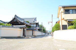 芳木会計事務所のすぐ近くにある、寺町筋やのこぎり横丁と呼ばれる通りです。姫路城の城下町として、風情ある街並みがうかがえます。